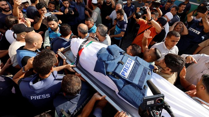 Lagi, Jurnalis Palestina Tewas dalam Serangan Israel Mourners attend the funeral of Palestinian journalist Mohammed Abu Hattab, who was killed in an Israeli strike, in Khan Younis in the southern Gaza Strip, November 3, 2023. REUTERS/Mohammed Salem