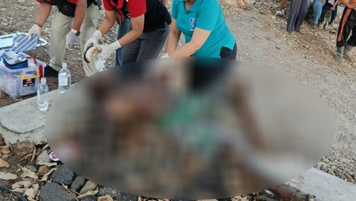 Tenaga kesehatan memberikan pertolongan kepada I Nyoman J di Desa Gunaksa, Klungkung, Kamis sore (2/11/2023). Pria lansia itu mencoba mengakhiri hidupnya dengan membakar diri.