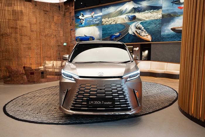 Lexus LM 350h 7-seater