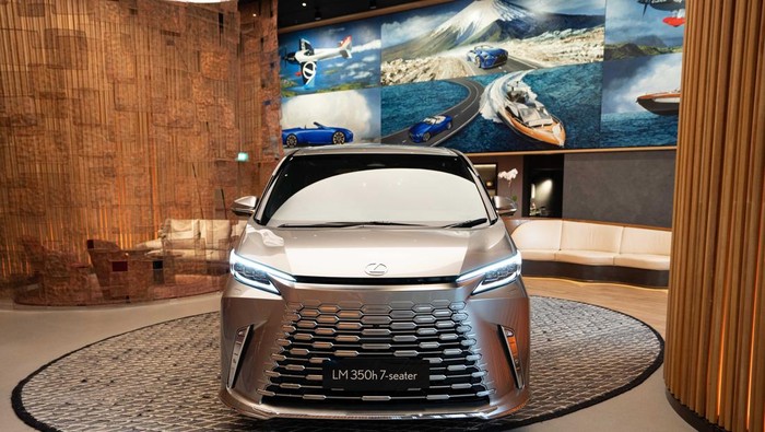 Lexus LM 350h 7-seater