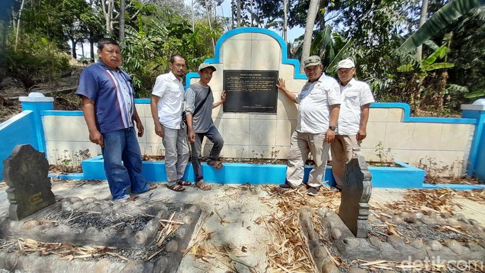 Makam Pencipta Seni Kuda Renggong Sumedang