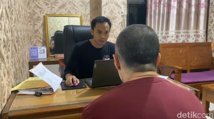 Polisi menetapkan pria berinisial KA (44) sebagai tersangka usai menganiaya istrinya RR (43) yang merupakan dosen di Universitas Hasanuddin (Unhas) Makassar, Sulawesi Selatan (Sulsel).