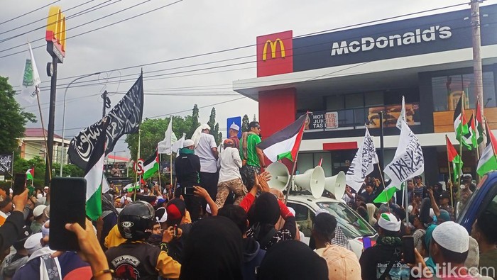 Unjuk rasa aliansi Pemuda Muslim Sulawesi Tengah (Sulteng) terkait Palestina di depan gerai McDonalds Kota Palu nyaris ricuh.