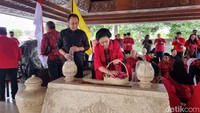 Megawati Soekarnoputri berziarah ke makam ayahnya di Blitar didampingi putranya Prananda Prabowo.