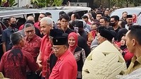 Rombongan partai berlambang banteng moncong putih ini tiba di Makam Bung Karno, Blitar dengan dikawal ketat oleh kepolisian.