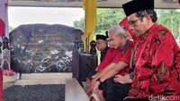 Capres Ganjar Pranowo dan Cawapres Mahfud Md juga ikut dalam rombongan Megawati saat ziarah di makam Bung Karno.