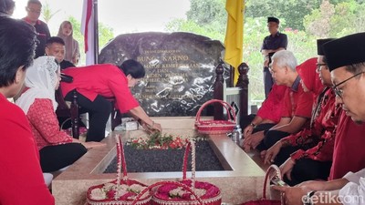 Momen Khidmat Megawati Ajak Ganjar-Mahfud Ziarah ke Makam Bung Karno