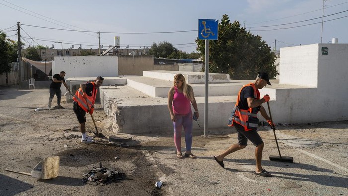 Residents have lunch outside the neighbourhood's bomb shelter in Ashkelon, Israel, Tuesday, Oct. 31, 2023. (AP Photo/Bernat Armangue)