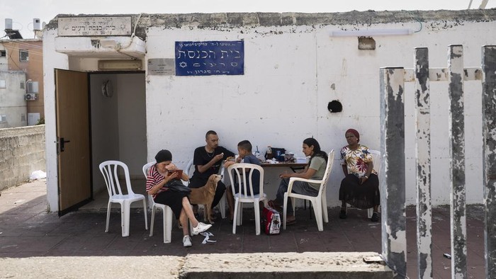 Mengintip Tempat Berlindung Warga Israel dari Serangan Roket Hamas Residents have lunch outside the neighbourhood's bomb shelter in Ashkelon, Israel, Tuesday, Oct. 31, 2023. (AP Photo/Bernat Armangue)