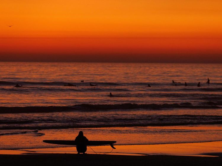 Menikmati Matahari Tenggelam di Pantai Cardiff California