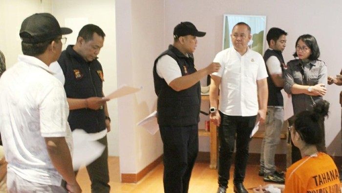 Polisi gelar rekonstruksi ulang kasus model buang orok, Jumat (3/11/2023). (Polres Kawasan Bandara Internasional Ngurah Rai)