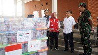 JK menyaksikan proses pengiriman barang bantuan kemanusiaan untuk Gaza di Pangkalan Udara Halim Perdana Kusuma, Jakarta, Jumat (3/11/2023). 