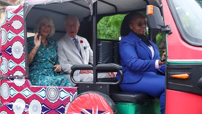 Momen Raja Charles dan Ratu Camilla Naik Bajaj di Kenya Raja Charles dan Ratu Camilla melakukan kunjungan ke Kenya, Jumat (3/11/2023). Raja dan ratu Inggris itu sempat menaiki bajaj di sela-sela kunjungannya.