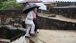 Momen Raja Charles dan Ratu Camilla Naik Bajaj di Kenya