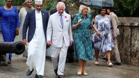 Ratu Camilla juga memakai payung agar terhindar dari guyuran hujan.  