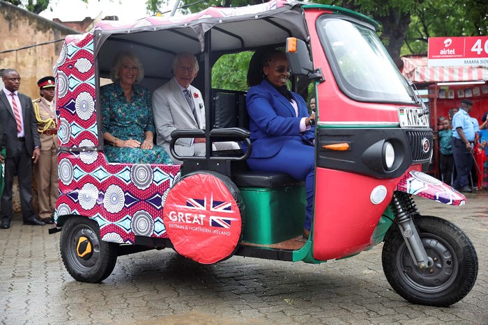Momen Raja Charles dan Ratu Camilla Naik Bajaj di Kenya Raja Charles dan Ratu Camilla melakukan kunjungan ke Kenya, Jumat (3/11/2023). Raja dan ratu Inggris itu sempat menaiki bajaj di sela-sela kunjungannya.