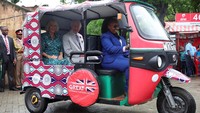 Raja Charles dan Ratu Camilla menaiki bajaj saat melakukan kunjungan ke Mombasa, Kenya.