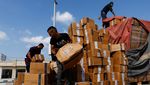 Momen Warga Palestina Bantu Truk Muat Bantuan yang Jatuh di Jalan