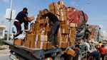 Momen Warga Palestina Bantu Truk Muat Bantuan yang Jatuh di Jalan