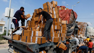 Momen Warga Palestina Bantu Truk Muat Bantuan yang Jatuh di Jalan