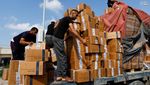 Momen Warga Palestina Bantu Truk Muat Bantuan yang Jatuh di Jalan