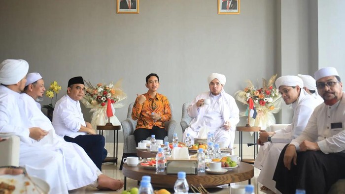 Muzani dan Gibran bersama habaib. (dok. Gerindra).
