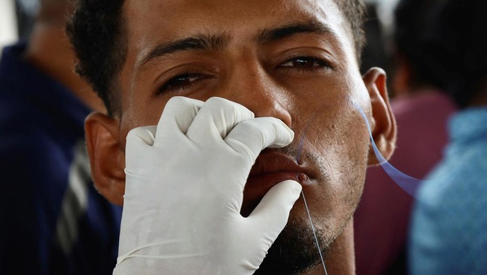 A migrant sews his mouth shut at a protest demanding free transit through Mexico in an attempt to reach the U.S. border, in Huixtla, Mexico November 2, 2023. REUTERS/Jose Torres
