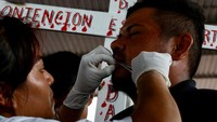 Para migran menancapkan jarum dan benang plastik ke bibir mereka. Darah yang menetes diseka dengan alkohol sebelum jarum ditusukkan kembali. Sebuah lubang kecil dibiarkan bersisa agar mereka masih dapat minum.  