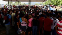 Para migran mengambil bagian dalam protes menuntut transit gratis melalui Meksiko dalam upaya mencapai perbatasan AS, di Huixtla, Meksiko, Kamis (2/10/2023).  
