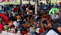 Para migran berupaya melarikan diri dari kekerasan dan kemiskinan. Mereka berharap dapat meraih kehidupan layak dengan melintasi Meksiko menuju perbatasan AS.  