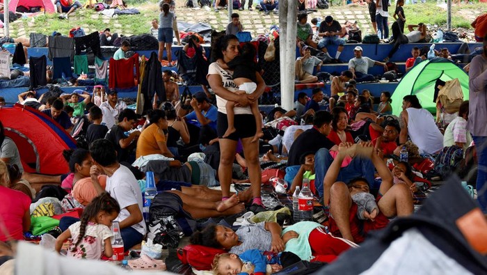 Ngeri, Migran di Meksiko Nekat Jahit Mulut Demi Masuk ke AS A migrant sews his mouth shut at a protest demanding free transit through Mexico in an attempt to reach the U.S. border, in Huixtla, Mexico November 2, 2023. REUTERS/Jose Torres