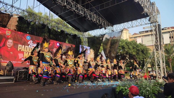 Para peserta lomba paduan suara Mars PKK (Pemberdayaan Kesejahteraan Keluarga) yang tampil di Lapangan Pancasila, Simpanglima, Kota Semarang, Kamis (2/11).