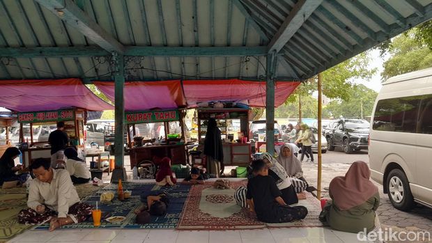 Para jemaah Haul Ali bin Muhammad Al-Habsyi yang berkunjung ke Keraton Solo, Jumat (3/11/2023).