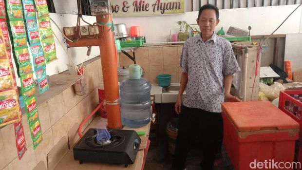 Pedagang menunjukkan tempat biodigester yang sudah beroperasi di Kawasan Kuliner Cimanuk Indramayu.