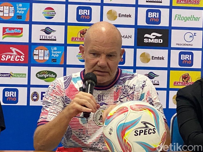 Pelatih PSS Sleman, Bertrand Crasson dalam sesi Pre-Match Confrence di Stadion Maguwoharjo, Sleman, Kamis (2/11/2023).