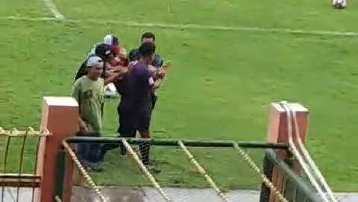 Pemain Bola di Bojonegoro tersambar petir saat di lapangan
