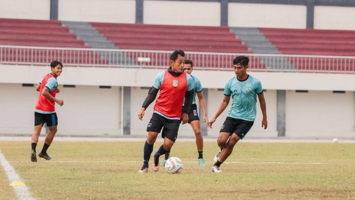 Pemain Gresik United saat sesi latihan