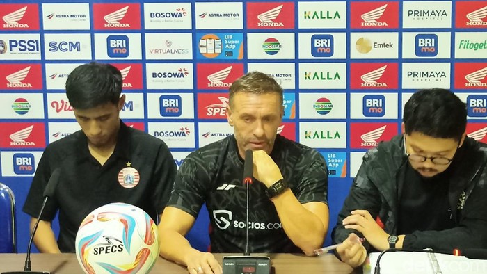 Pemain Persija Jakarta Hanif Sjahbandi dan pelatih Thomas Doll dalam sesi prescon jelang melawan PSM Makassar di Stadion Gelora BJ Habibie, Parepare.