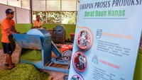 Warga mengekstraksi limbah daun nanas menjadi serat di Pusat Edukasi dan Pemasaran Pesona Subang.