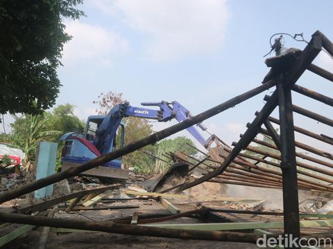 Pembongkaran bangunan liar di pinggir jalur Pantura Kudus-Pati wilayah Desa Klaling, Kecamatan Jekulo, Kabupaten Kudus, Jumat (3/11/2023).
