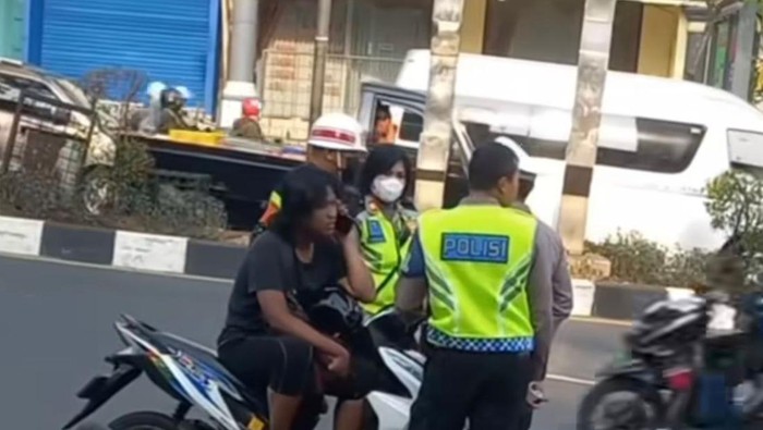 Pemotor viral rebahan di motor di Depok disetop polisi