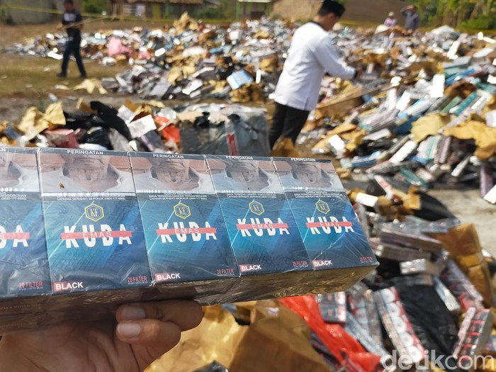 Pemusnahan rokok ilegal yang disita di Lampung
