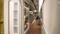 Pada interior kereta, dinding lorong Kereta Makan bernuansa Suite Class menggunakan motif lingkar Borobudur dengan sudut pandang dari atas yang terangkai, menggunakan warna toska. Warna toska mencerminkan alam yang terdiri dari warna hijau bumi dan warna biru laut samudera, yang memberikan kesan sejuk.  