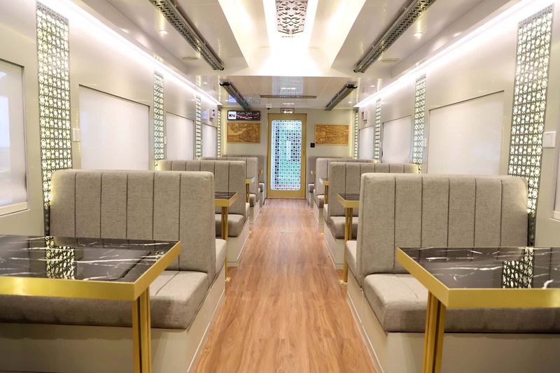 PT Kereta Api Indonesia (Persero) menghadirkan Kereta Makan bernuansa Suite Class yang dirangkaikan pada KA Bima relasi Gambir - Surabaya Gubeng pp mulai Sabtu (4/11). Adapun kereta makan sejenis untuk KA Argo Semeru relasi Gambir - Surabaya Gubeng pp ditargetkan akan dioperasikan pada bulan Desember 2023.