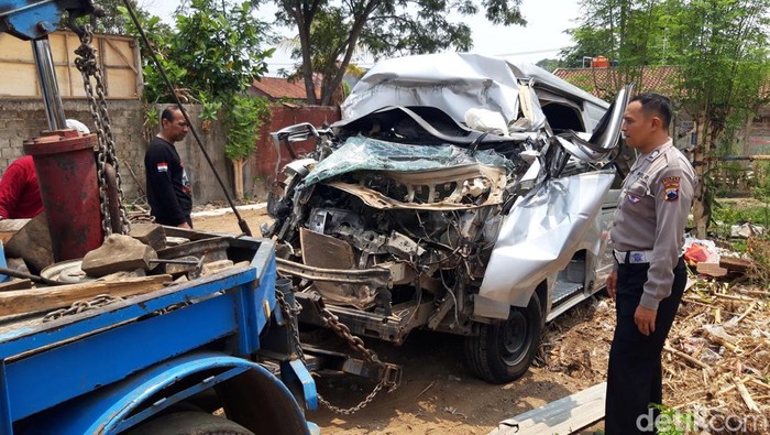 Minibus ringsek berat usai menyeruduk truk di jalan tol Semarang-Solo Boyolali diamankan di Mako Satlantas Boyolali, Jumat (3/11/2023).