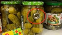 Hampir terjebak, seorang pelanggan supermarket temukan benda aneh dalam toples acar. Ia melihat mur dalam toples yang hampir dibelinya. Foto: Bored Panda
