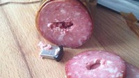 Menyeramkan! Seorang netizen mendapatkan sebuah flashdisk dalam sosis yang dibelinya. Saat dicek ternyata isinya sekumpulan data dengan bahasa Rusia. Foto: Bored Panda