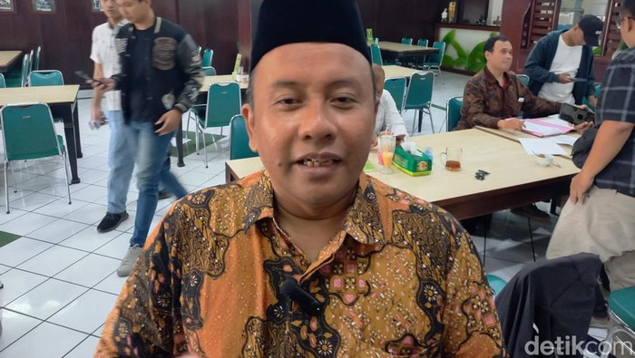 Kuasa Hukum Mahasiswa UNSA Almas Tsaqibbirru, Arif Sahudi saat konferensi pers di Solo, Jumat (3/11/2023).