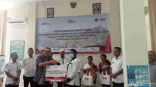 Penyerahan secara simbolis bantuan Indonesia Financial Group (IFG) kepada 75 anak stunting di Labuan Bajo.
