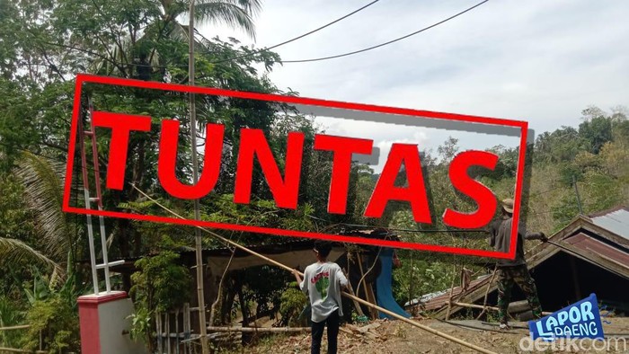 Perbaikan kabel proyek PLTM di Sinjai yang menjuntai menghalangi jalan.